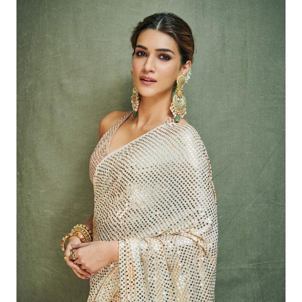 Kriti Sanon Looks Sizzling In This New Pink Avatar For Vogue Beauty Awards The Indian Wire